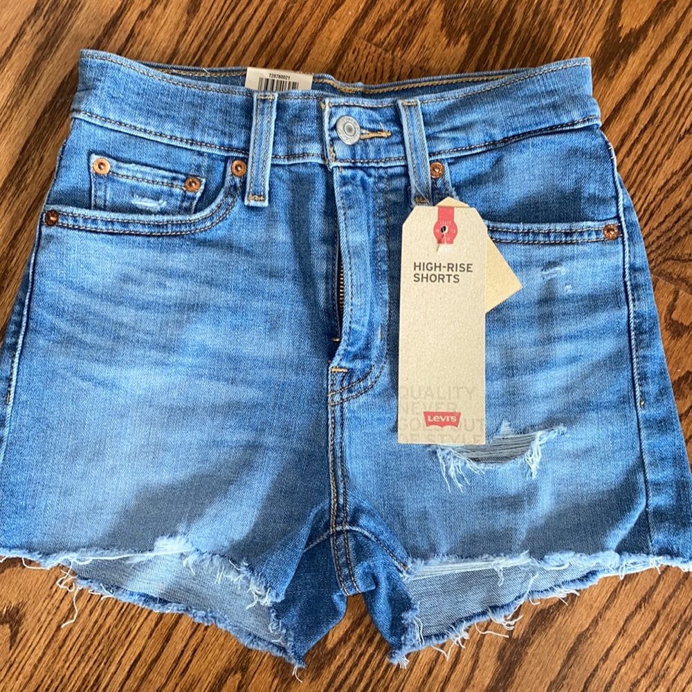 NWT— LEVI’S high rise shorts in light wash